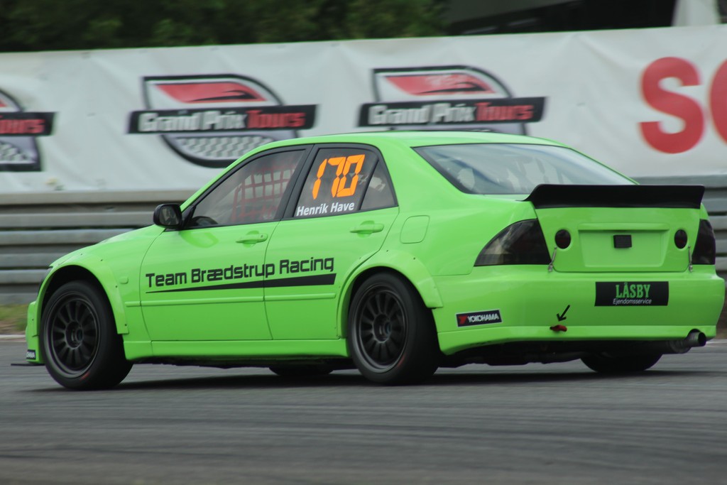 Japansk vellyd, tryllet sammen i Brædstrup. Ja, det er opskriften på den skriggrønne Lexus IS200, som Henrik Have Jakobsen (170) selv har ombygget til racer.
(Foto: JJ Media)